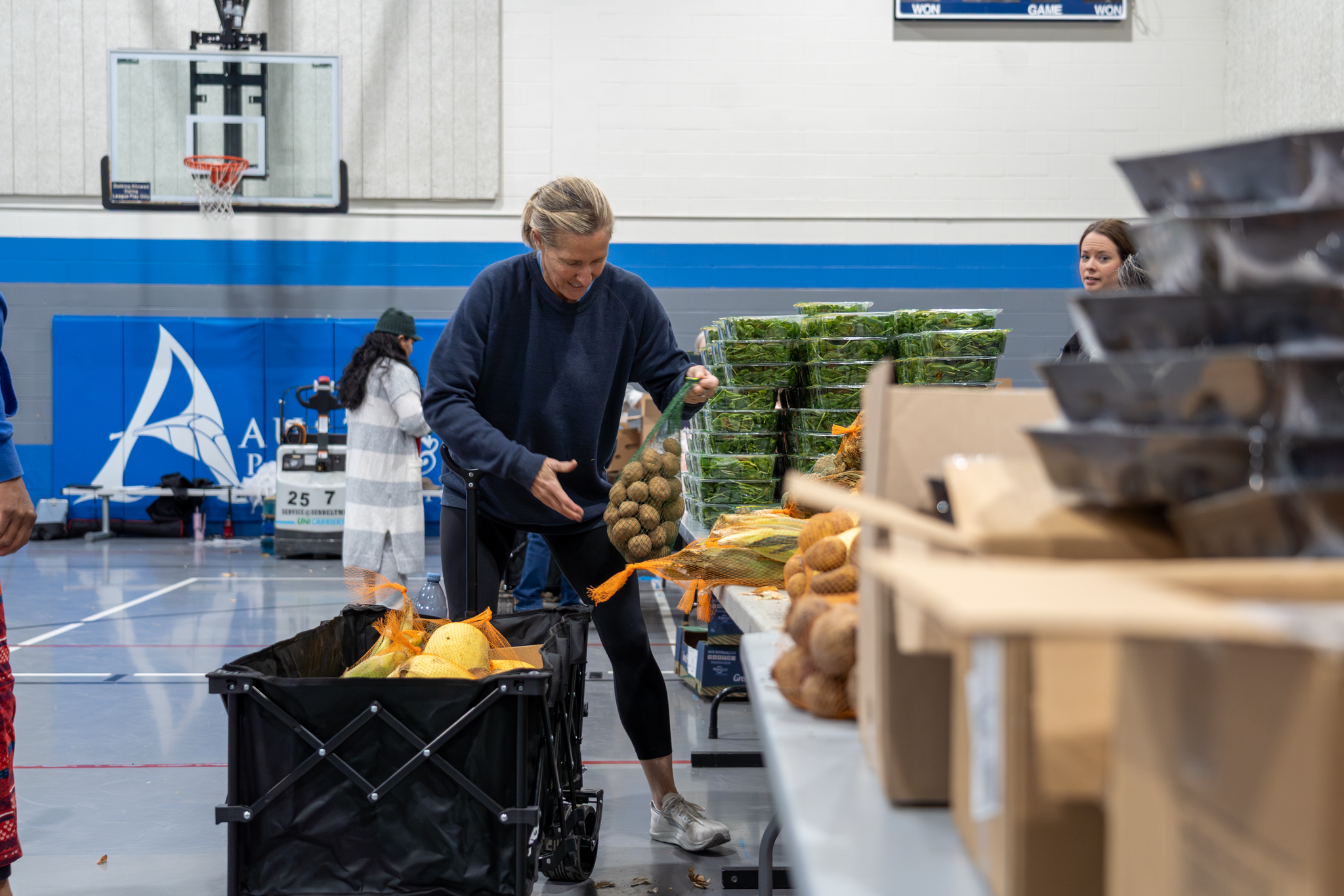 Neighbors and volunteers at CTFBs Dove Springs mobile pantry